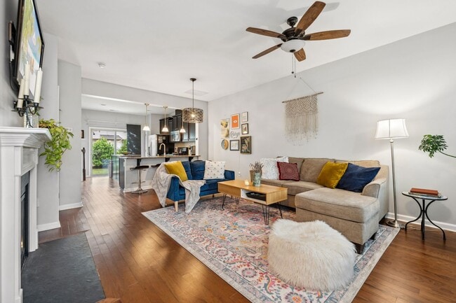 Building Photo - Beautiful 3 story townhome with office in ...
