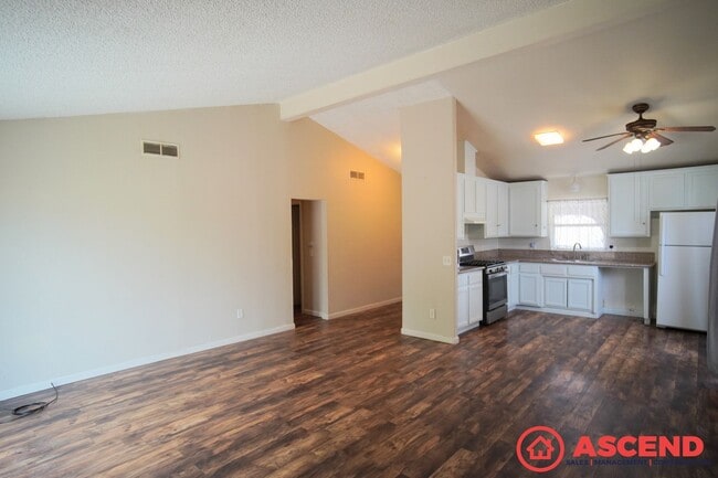 Building Photo - Lovely Home in East Bakersfield!