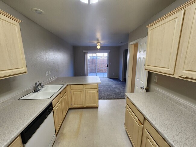 Building Photo - Beautiful townhouse in Silverado Ranch