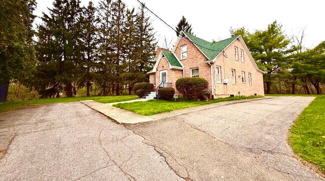 Building Photo - 99 Castle Creek Rd