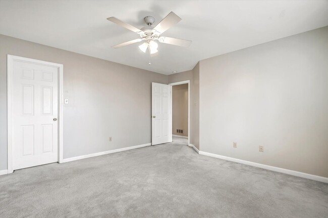 Building Photo - Spacious 2-Bedroom Townhome in St. Charles...