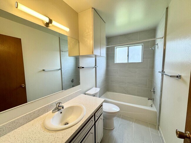 Building Photo - Newly Renovated Home Located in Seaside!
