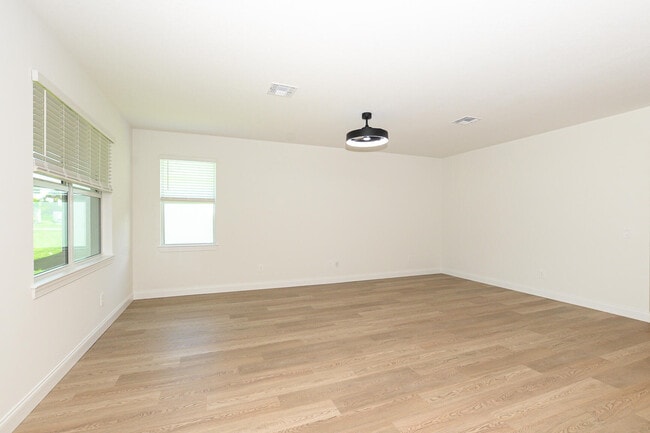 Building Photo - 9062 Dahlia Cir