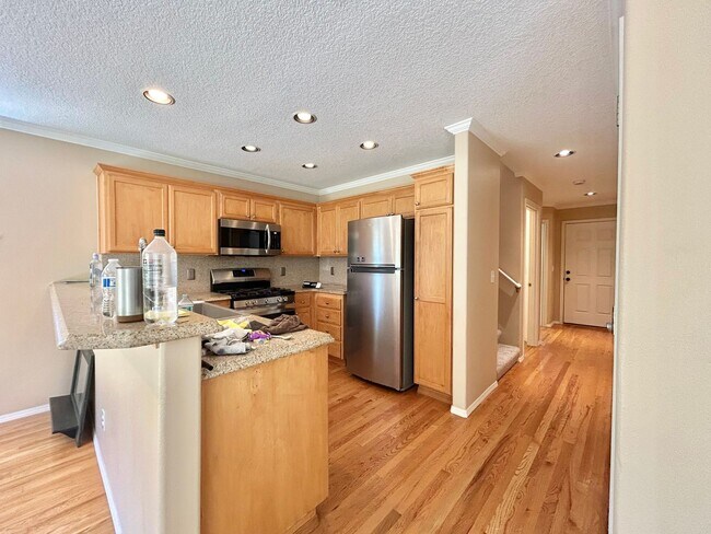 Building Photo - Spacious 4 Bed, 2.5 Bath House