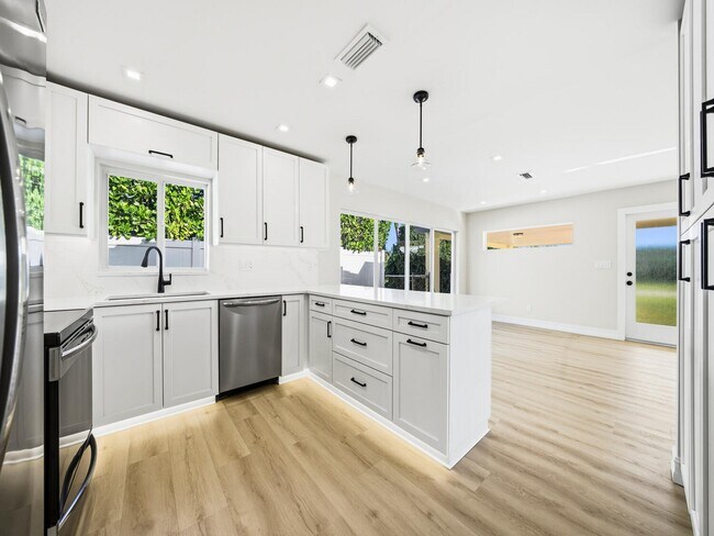 Building Photo - 4751 NE 4th Ave