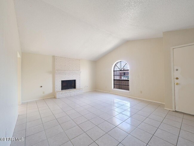 Building Photo - 2918 E Glen Dr