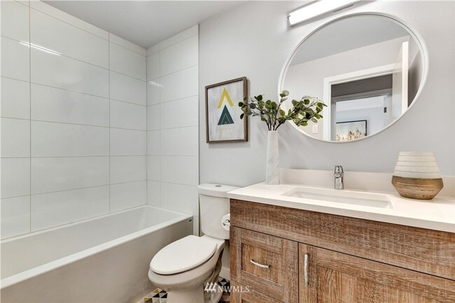 Building Photo - 2Bd/2Ba Seattle Townhouse
