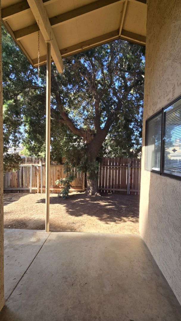 Building Photo - 817 Quail Ln