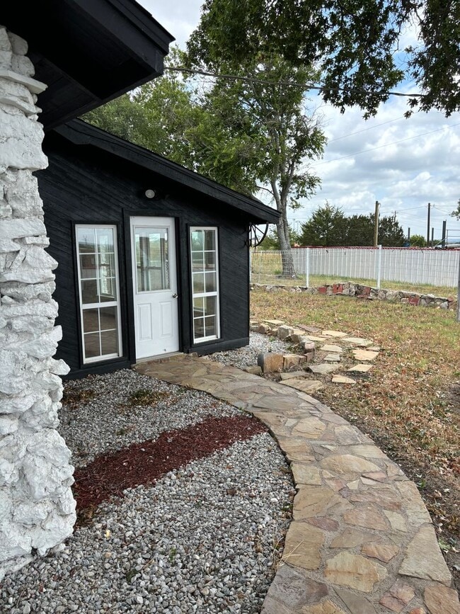 Building Photo - 1 Month Free Rent!! FarmHouse with Room for Everyone