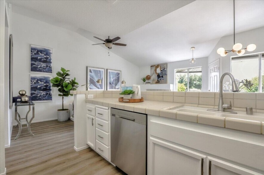 Building Photo - 90 Cherry Ridge Ln