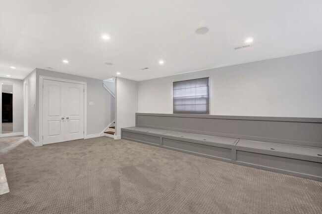Building Photo - 2627 N Ridge Ave