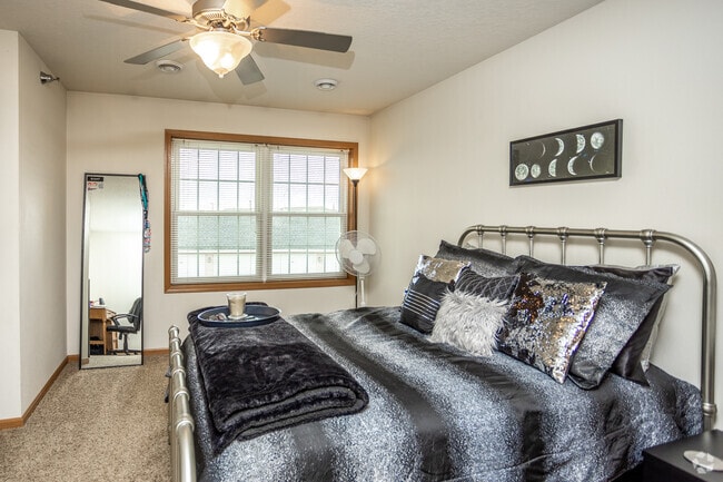 1BR, 1BA - 819 SF - Tiverton Court Apartments
