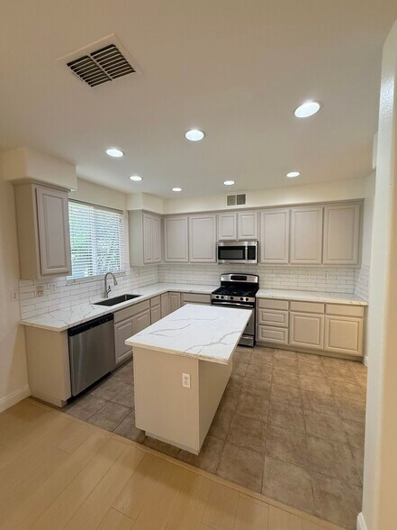 Building Photo - 5424 Knotty Pine Way