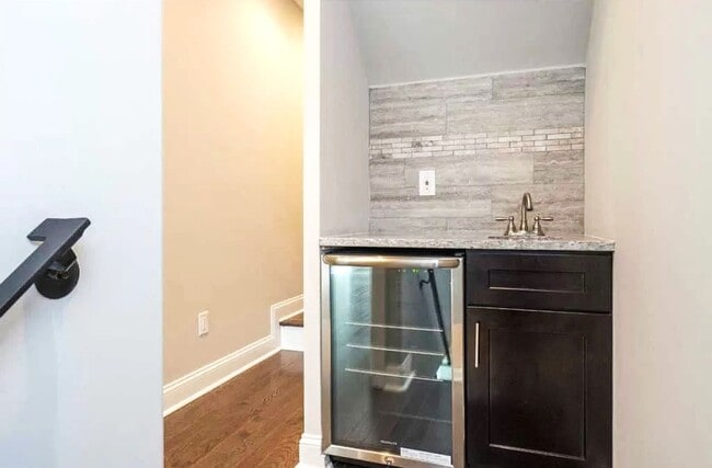 Building Photo - Gorgeous 3-Bedroom Townhome with Finished Basement and Rooftop Deck! Available mid-June!