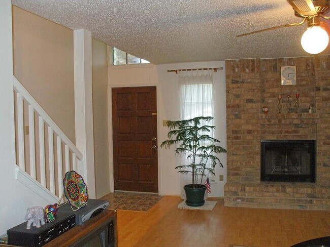 Building Photo - Beautiful home with 3 bedroom, 2.5 bath, g...