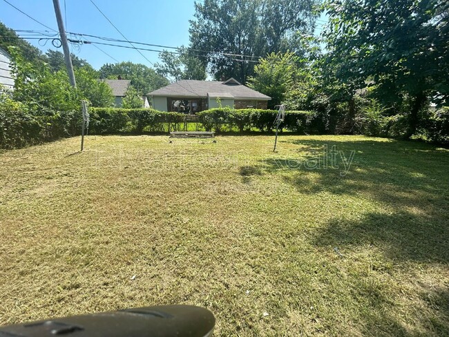 Building Photo - 1070 E Walthal Cir