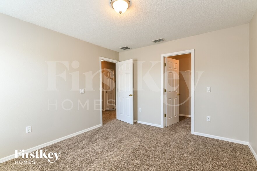 Building Photo - 300 Aster Dr