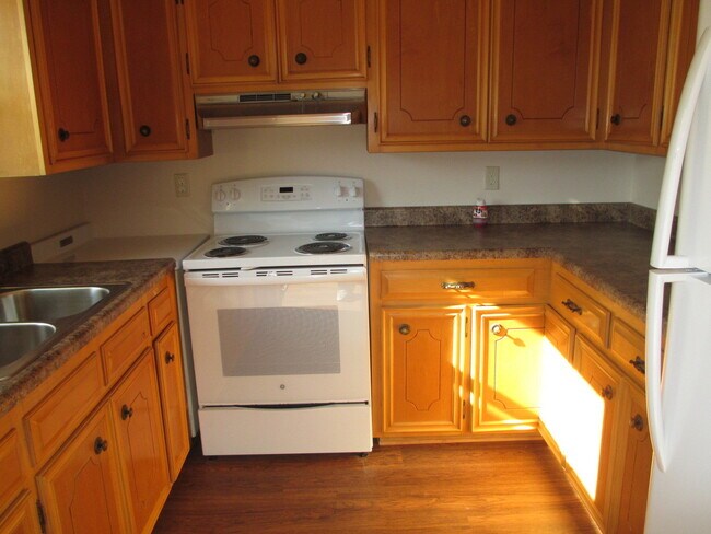 Building Photo - 3 Bedroom, 2 Bath home on a large lot with...
