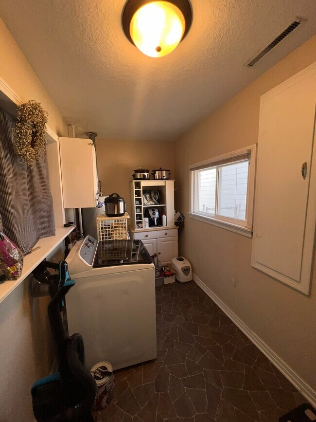 Building Photo - 520 Sunnyslope St