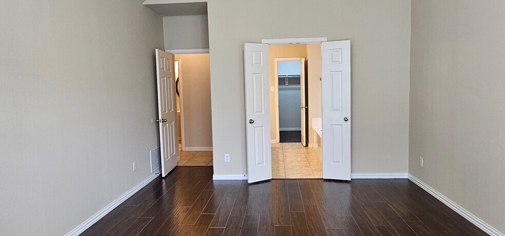 Building Photo - 900 Hidden Springs Ct