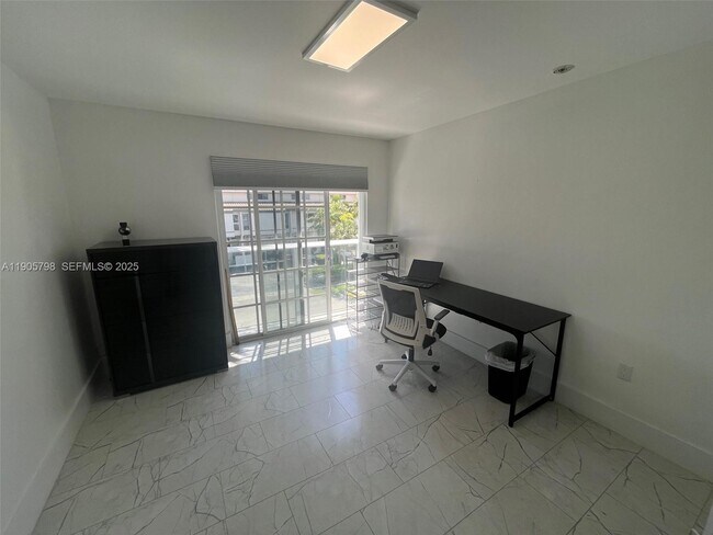 Building Photo - 3915 NE 168th St