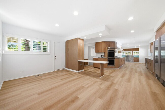 Building Photo - Alto Cedro Estate Lease