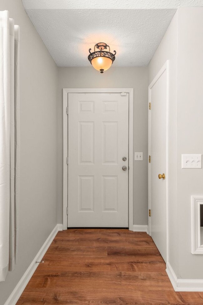 Building Photo - Highly sought after Chesney Glen division. 3 bedroom 2.5 Bath home in hermitage.