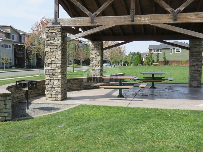 Building Photo - Stunning 3 bd House located in a Gated Community of Puyallup!