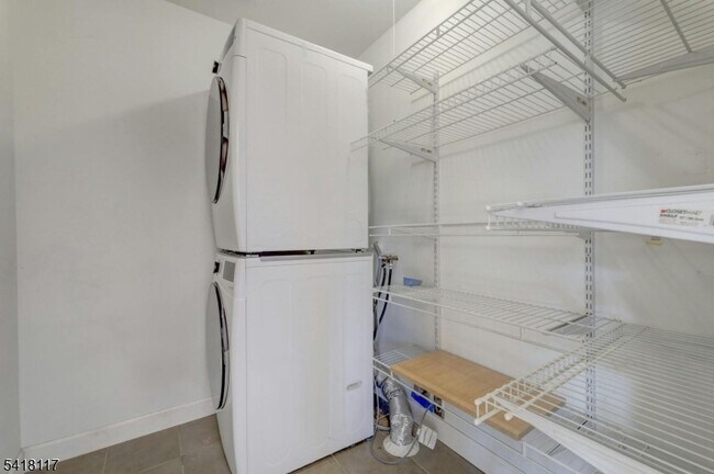 Building Photo - 336 Lakeview Ave