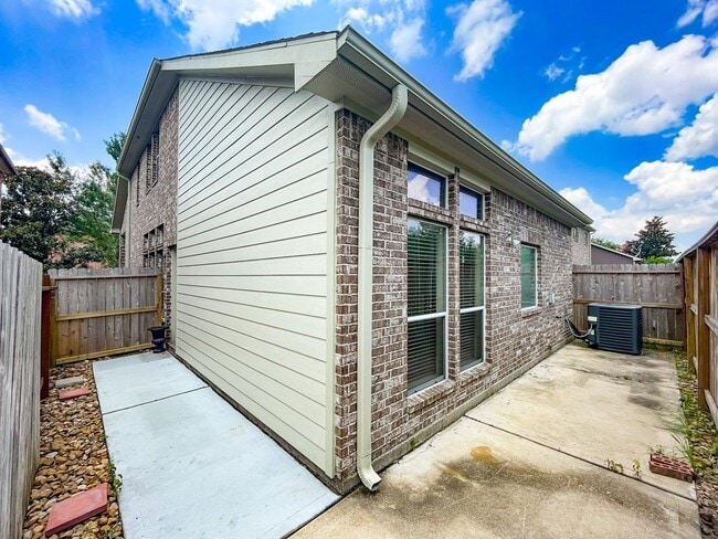 Building Photo - 10940 Chazenwood Dr
