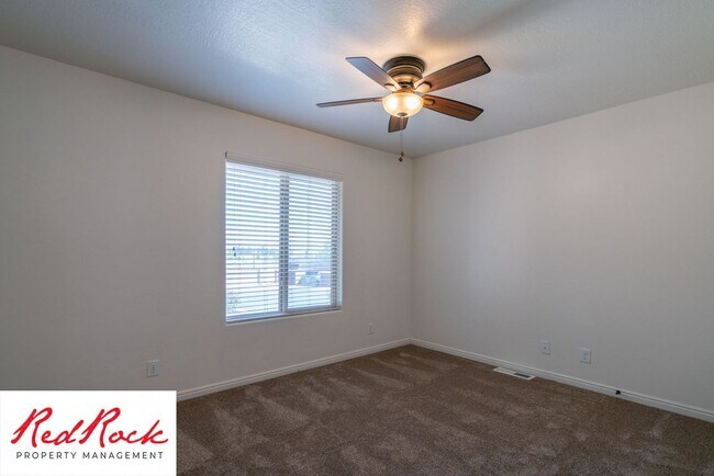 Building Photo - DOG-FRIENDLY 4 Bedroom Townhome with INTERNET INCLUDED!