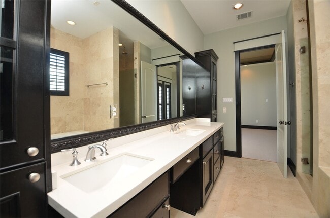 Building Photo - 1818 Binz St