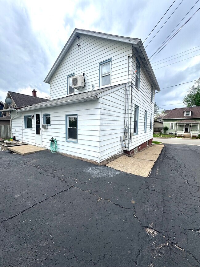 Building Photo - 567 N Walnut St