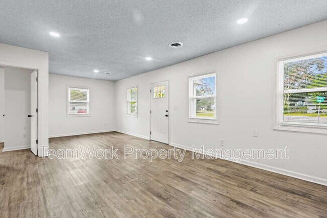 Building Photo - 3043 Terry Dr