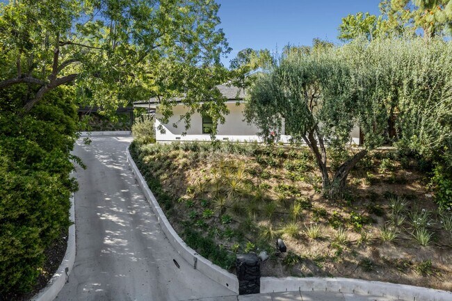 Building Photo - 16110 Clear Oak Dr