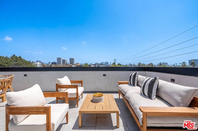 Building Photo - 1861 Barry Ave