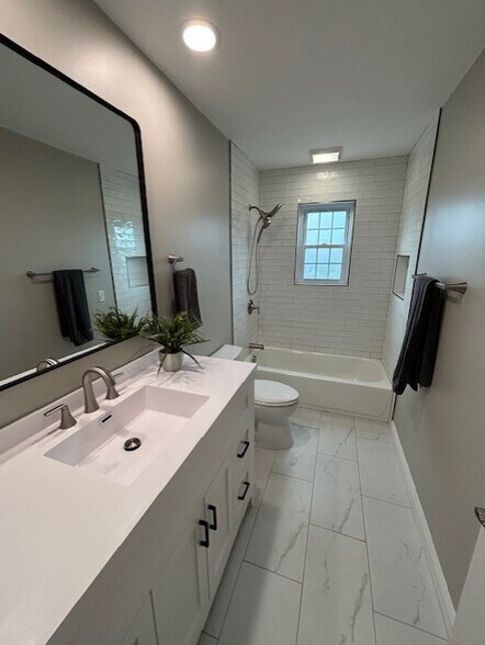 Building Photo - 681 Overland Ave