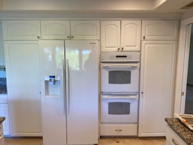 Building Photo - Elegant 4 bedroom, 3 bath large home locat...
