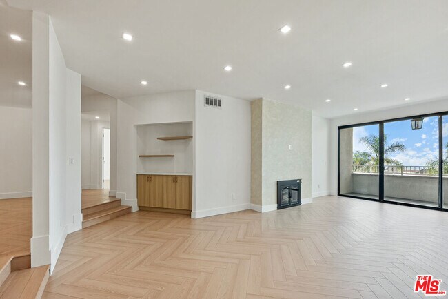 Building Photo - 8455 Fountain Ave