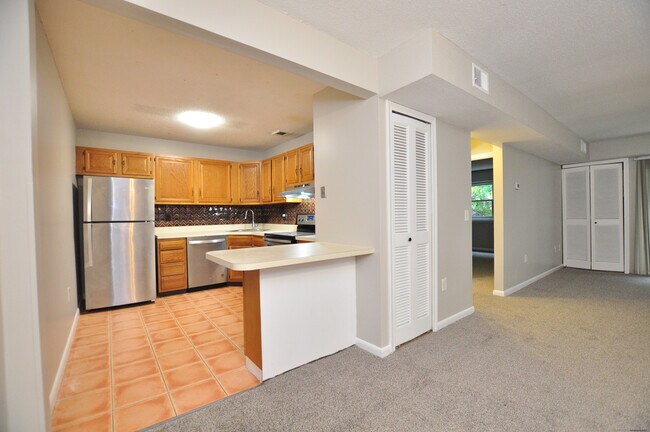 Building Photo - 710 Twin Circle Dr