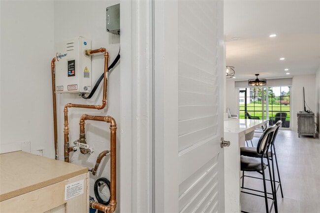 Building Photo - 411 S Hollybrook Dr