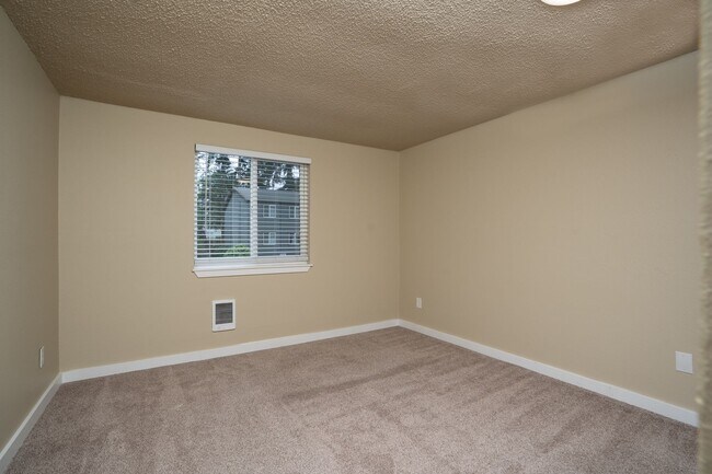 Building Photo - 1801 Woodland Glen Dr S