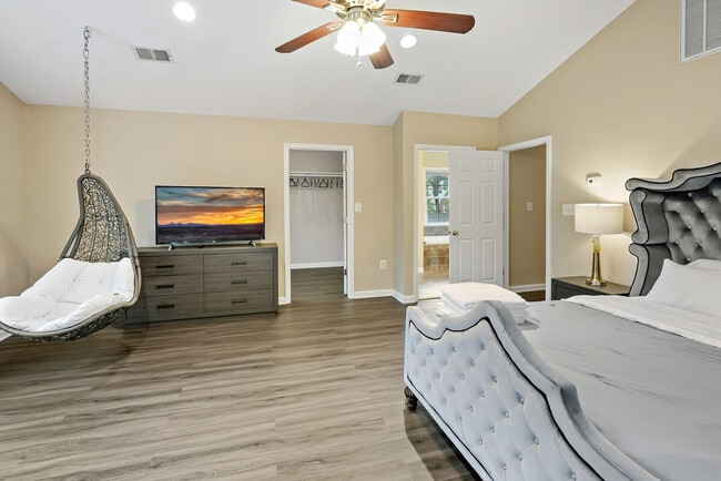 Building Photo - 9 S Walter Reed Dr