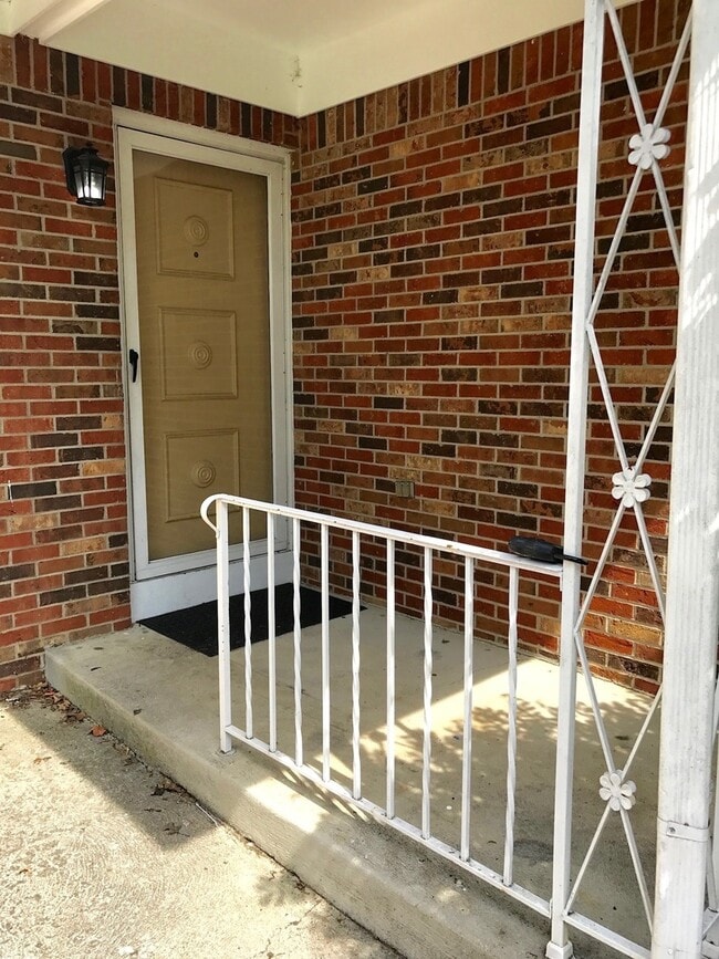 Building Photo - 3 Bedroom 2 Bath Ranch Style Home in Forest Park