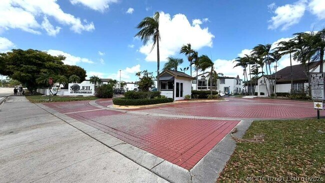 Building Photo - 9711 Fontainebleau Blvd