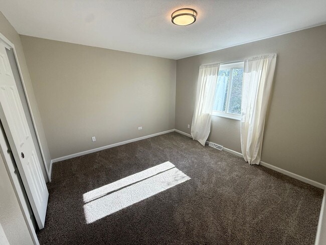 Building Photo - 3 Bedroom Home with Large Yard