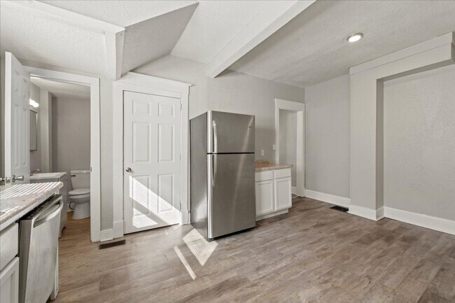 Building Photo - 617 N Parker Ave