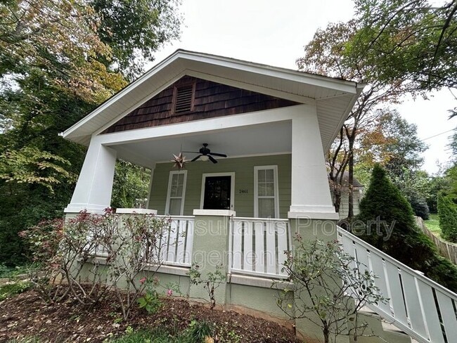 Building Photo - 2461 Lyndhurst Ave