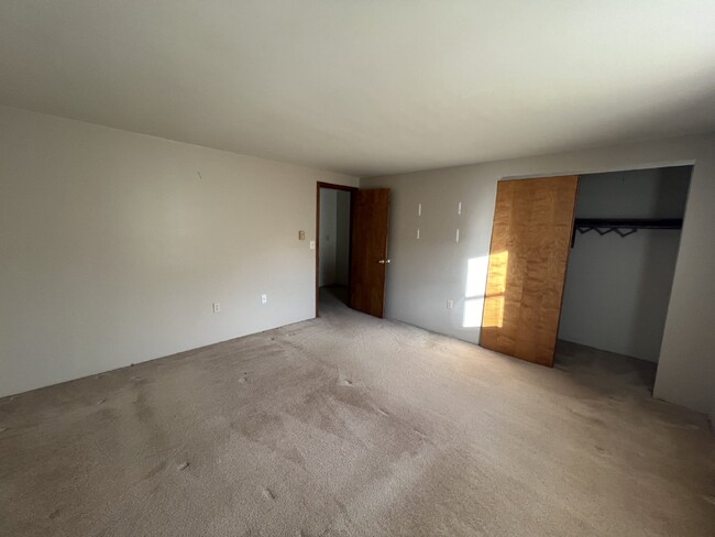 Building Photo - Available Now! 2 bed 1.5 Bath Townhome in ...