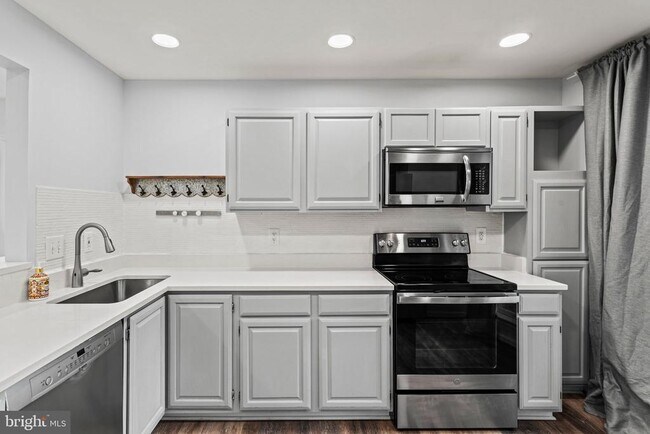 Building Photo - 6608 Beach Dr